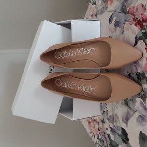 New Women's Calvin Klein Emerin khaki leather slip on flats 7.5